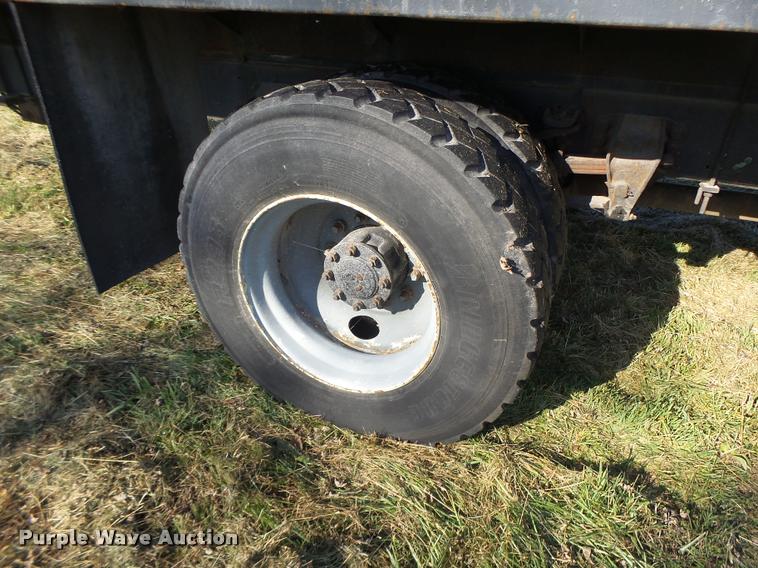 image for item K5517 1992 Ford F700 flatbed truck