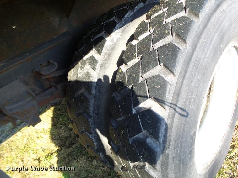 image for item K5517 1992 Ford F700 flatbed truck