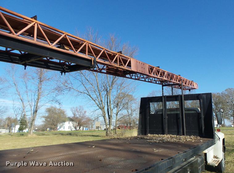 image for item K5517 1992 Ford F700 flatbed truck