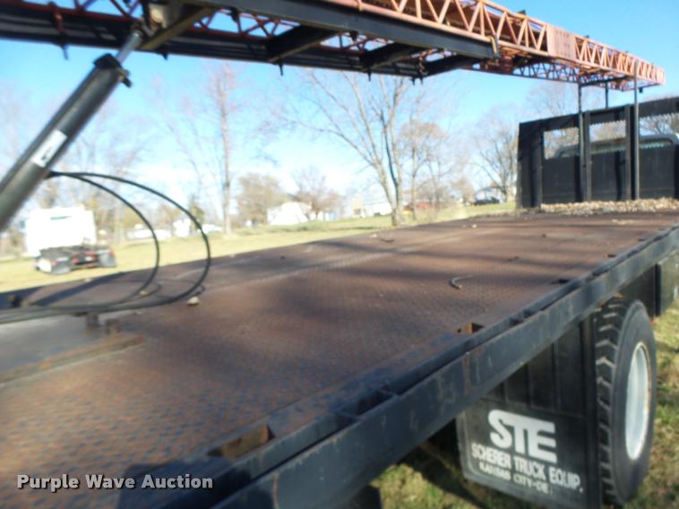 image for item K5517 1992 Ford F700 flatbed truck