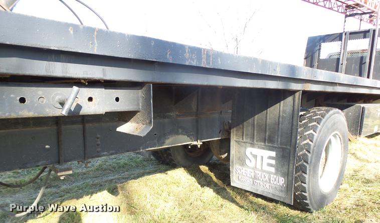 image for item K5517 1992 Ford F700 flatbed truck