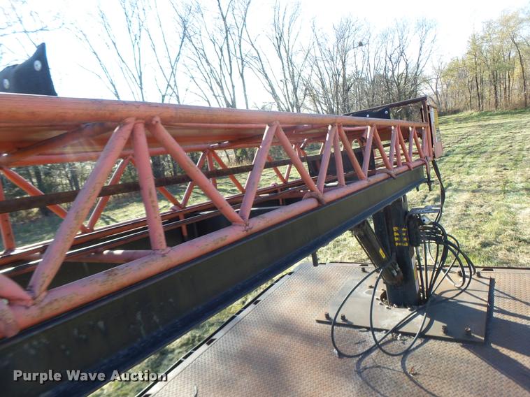 image for item K5517 1992 Ford F700 flatbed truck