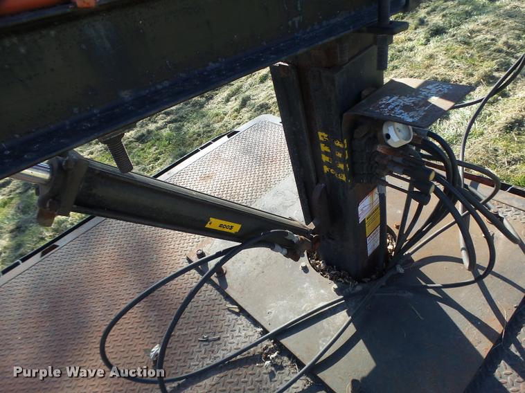 image for item K5517 1992 Ford F700 flatbed truck