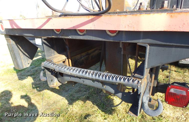 image for item K5517 1992 Ford F700 flatbed truck