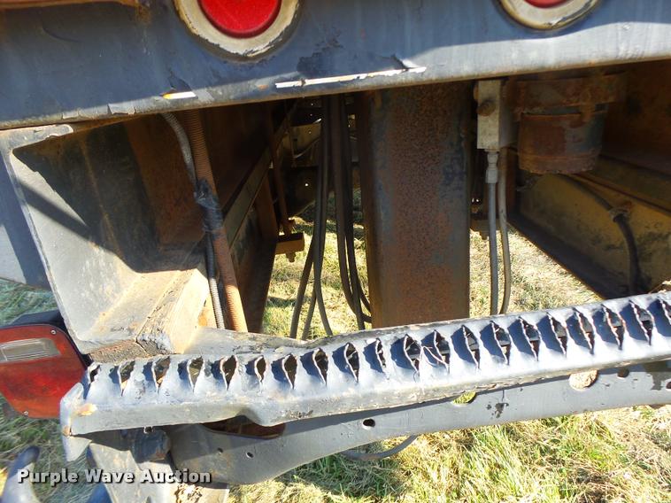 image for item K5517 1992 Ford F700 flatbed truck