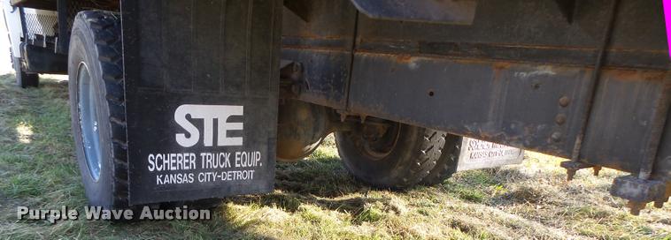 image for item K5517 1992 Ford F700 flatbed truck