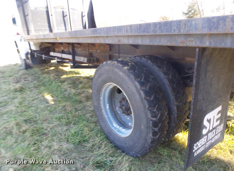 image for item K5517 1992 Ford F700 flatbed truck