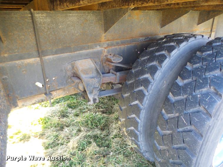 image for item K5517 1992 Ford F700 flatbed truck