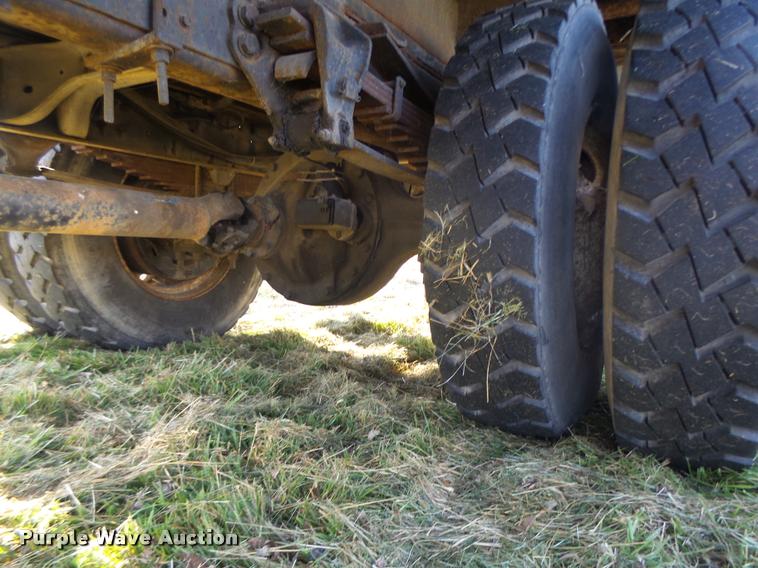 image for item K5517 1992 Ford F700 flatbed truck