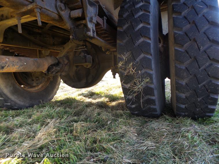 image for item K5517 1992 Ford F700 flatbed truck