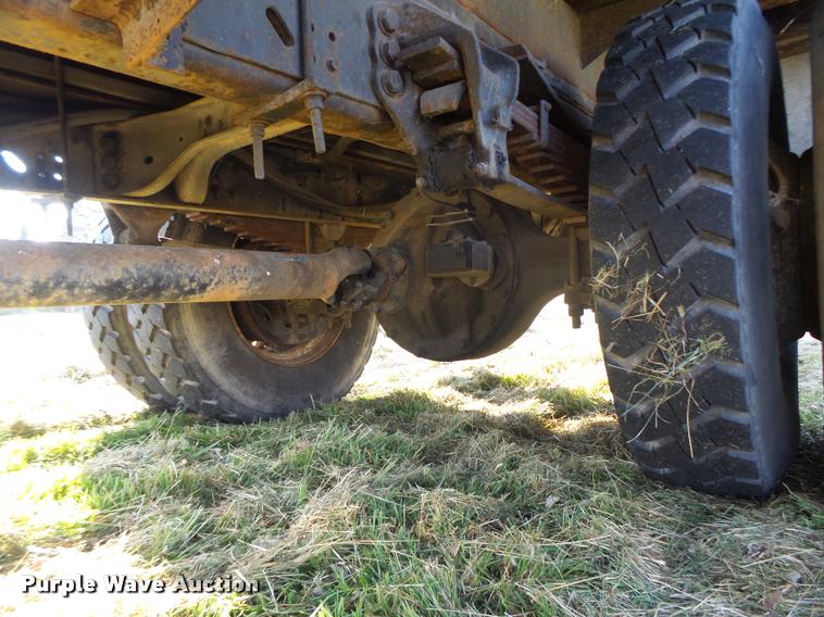 image for item K5517 1992 Ford F700 flatbed truck