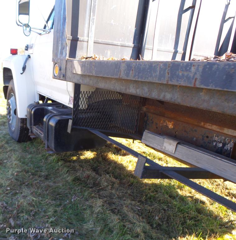 image for item K5517 1992 Ford F700 flatbed truck