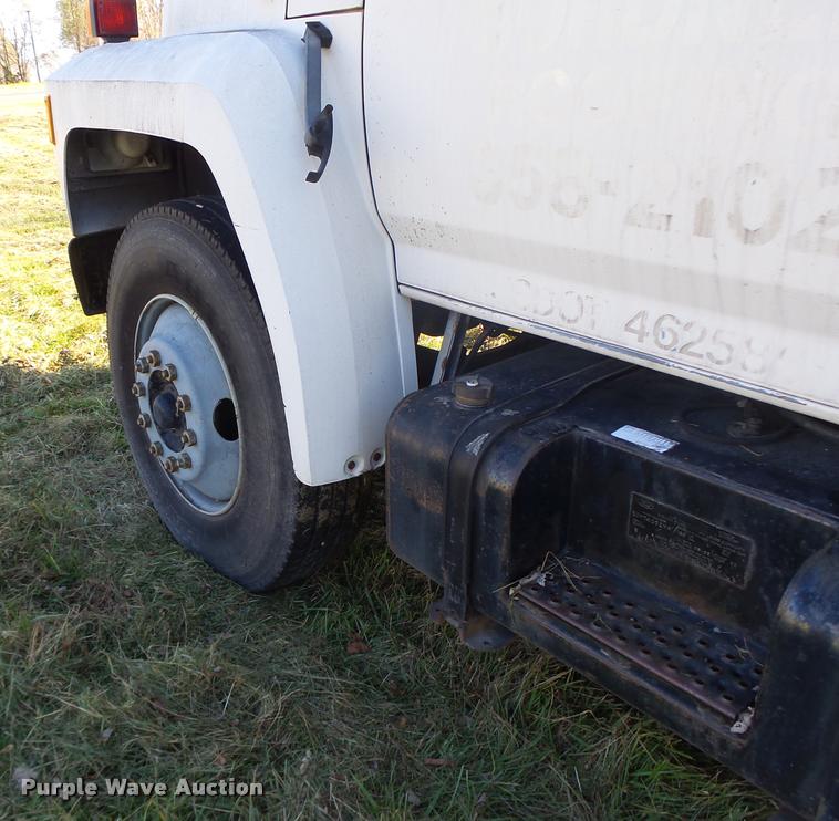 image for item K5517 1992 Ford F700 flatbed truck