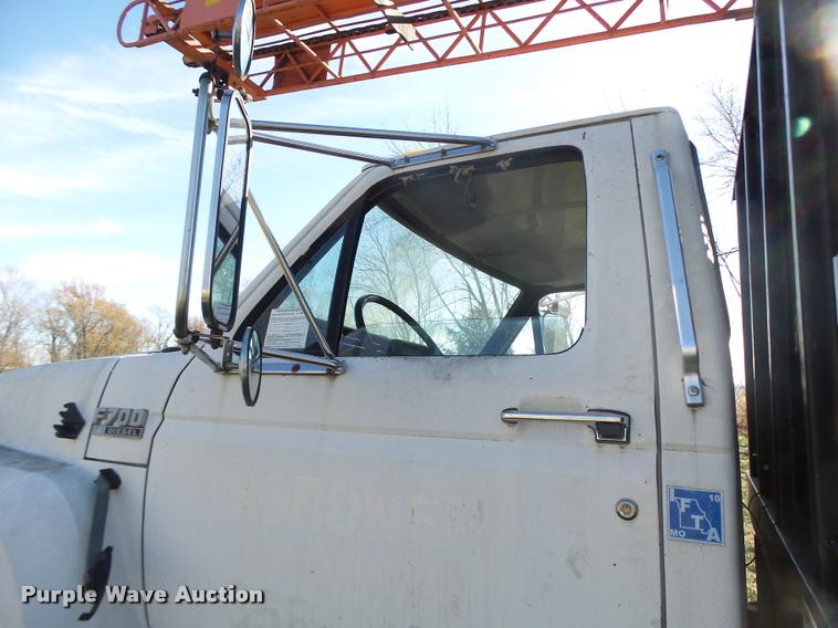 image for item K5517 1992 Ford F700 flatbed truck
