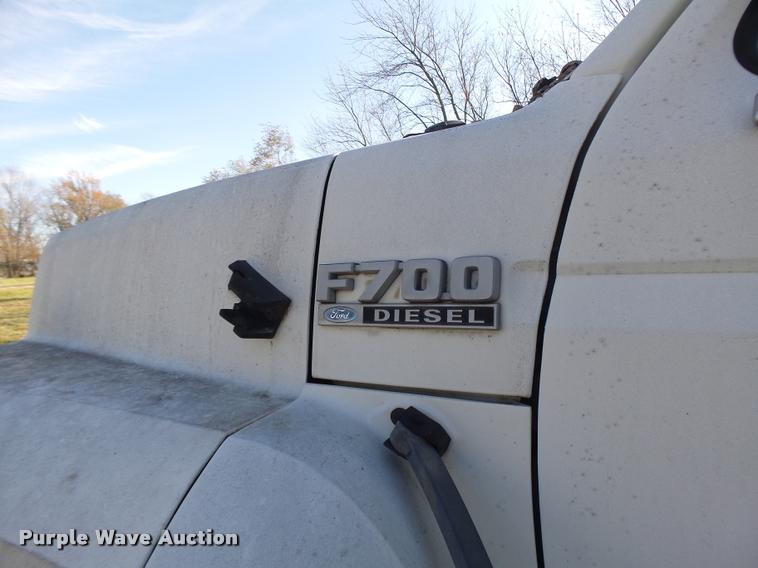 image for item K5517 1992 Ford F700 flatbed truck