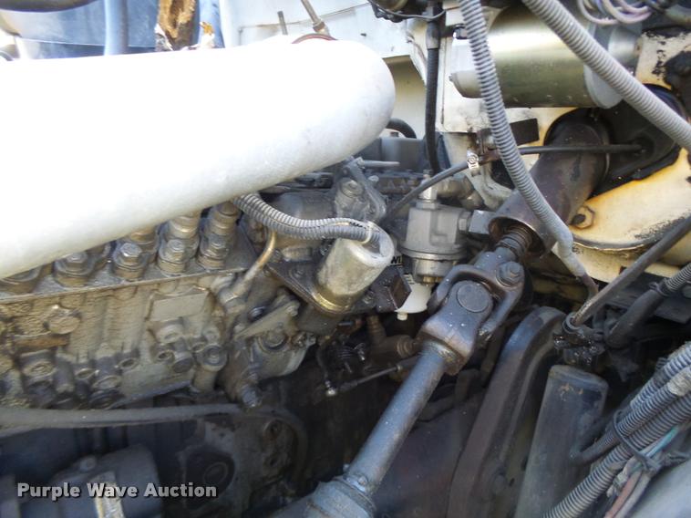 image for item K5517 1992 Ford F700 flatbed truck