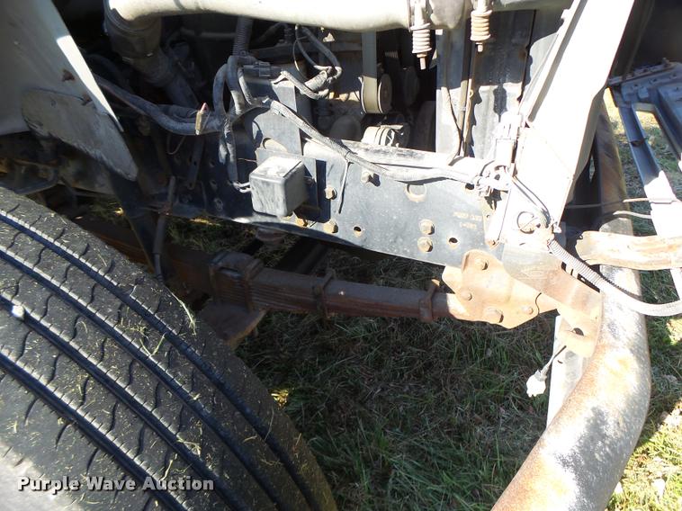 image for item K5517 1992 Ford F700 flatbed truck