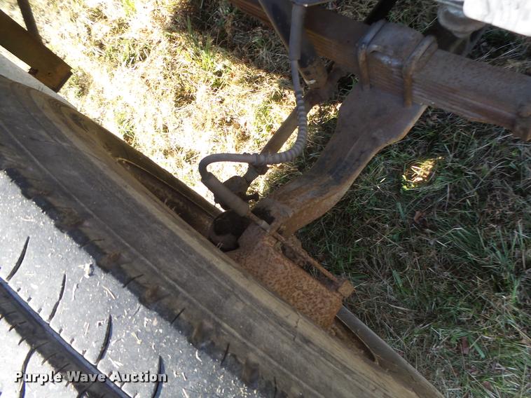 image for item K5517 1992 Ford F700 flatbed truck