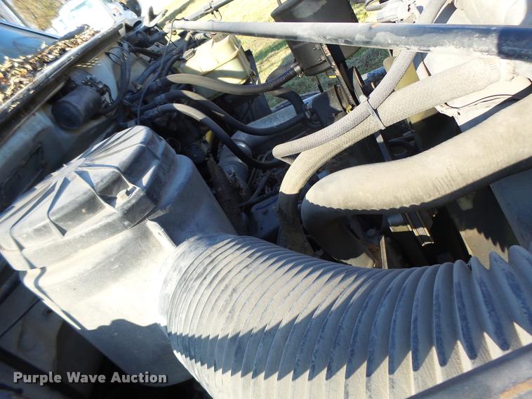 image for item K5517 1992 Ford F700 flatbed truck