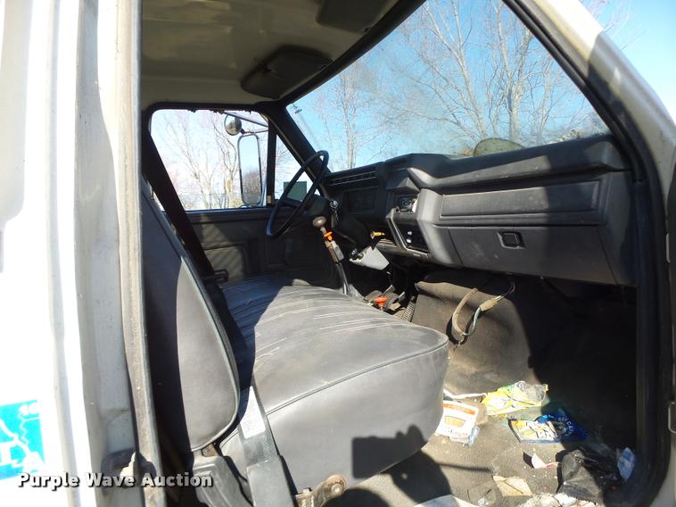 image for item K5517 1992 Ford F700 flatbed truck