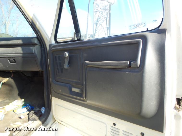 image for item K5517 1992 Ford F700 flatbed truck