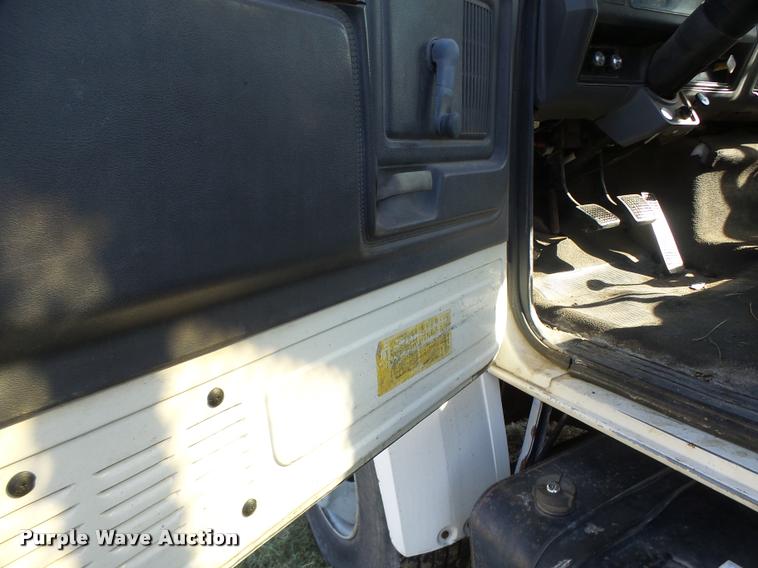 image for item K5517 1992 Ford F700 flatbed truck