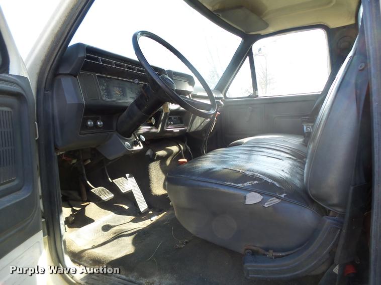 image for item K5517 1992 Ford F700 flatbed truck