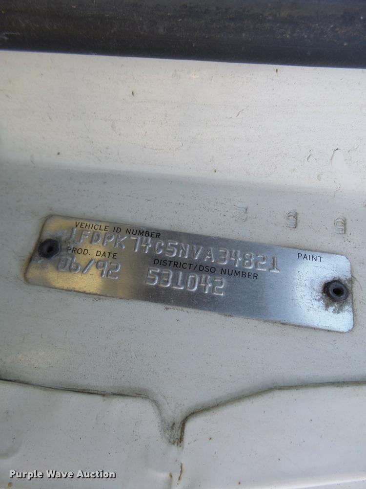 image for item K5517 1992 Ford F700 flatbed truck