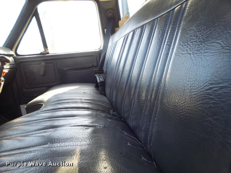 image for item K5517 1992 Ford F700 flatbed truck