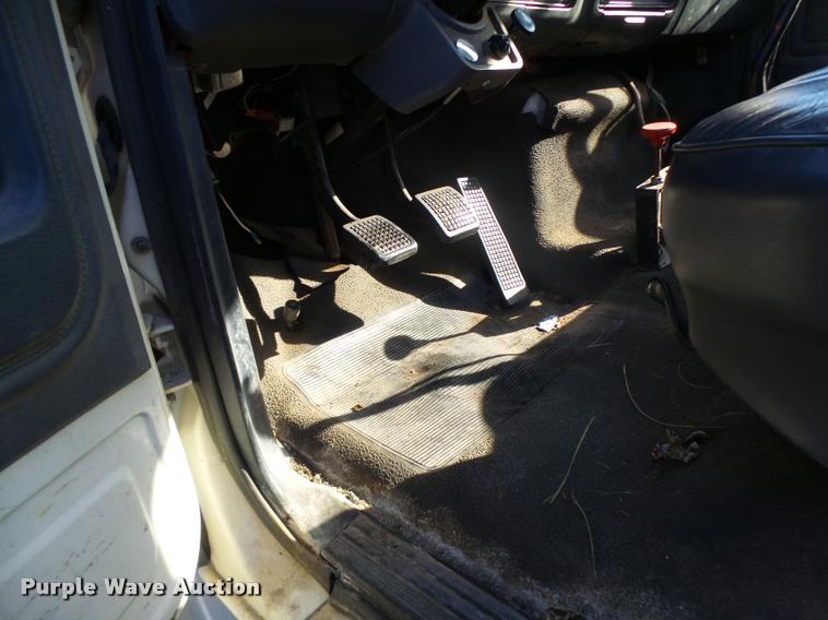 image for item K5517 1992 Ford F700 flatbed truck