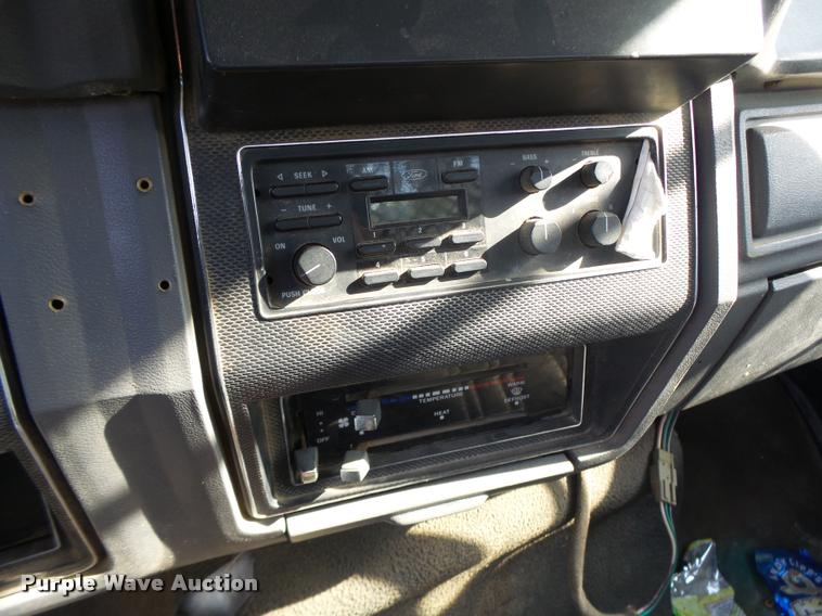 image for item K5517 1992 Ford F700 flatbed truck