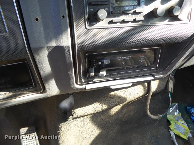 image for item K5517 1992 Ford F700 flatbed truck