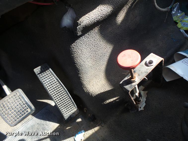 image for item K5517 1992 Ford F700 flatbed truck