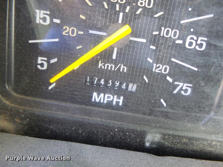 image for item K5517 1992 Ford F700 flatbed truck