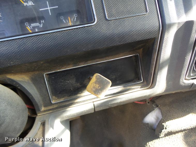 image for item K5517 1992 Ford F700 flatbed truck