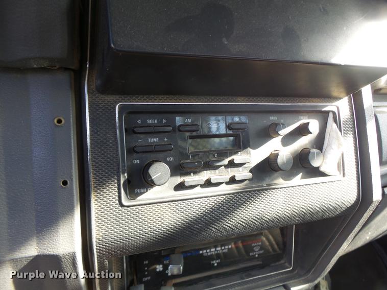 image for item K5517 1992 Ford F700 flatbed truck