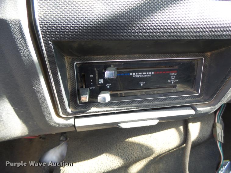 image for item K5517 1992 Ford F700 flatbed truck