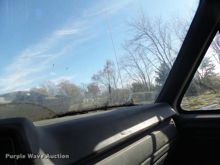 image for item K5517 1992 Ford F700 flatbed truck