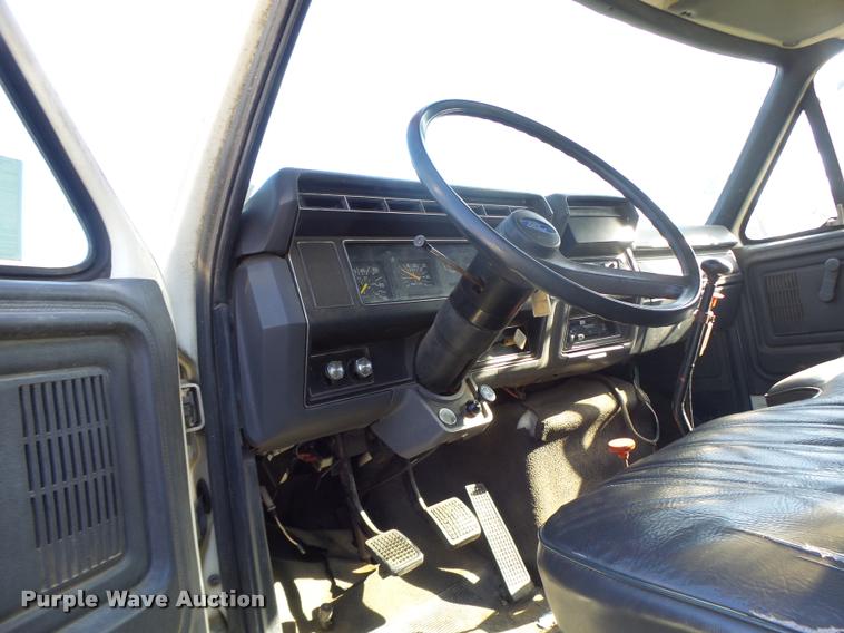 image for item K5517 1992 Ford F700 flatbed truck