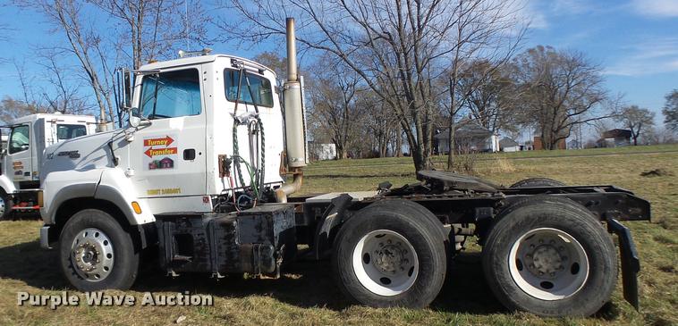 image for item K5518 1995 Ford LTA9000 Aero Max 106 semi truck
