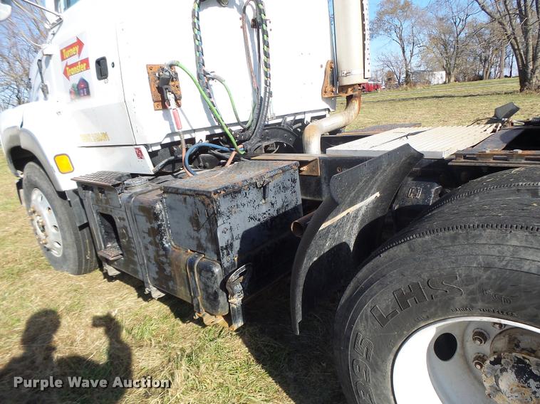 image for item K5518 1995 Ford LTA9000 Aero Max 106 semi truck