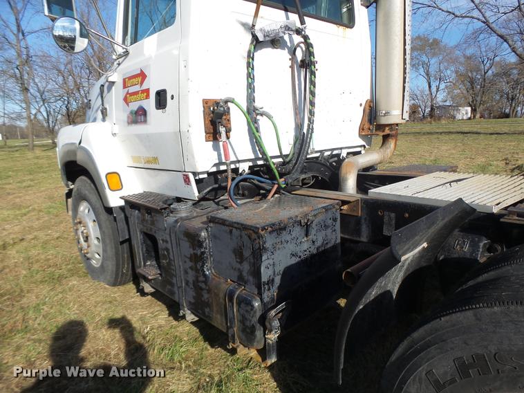 image for item K5518 1995 Ford LTA9000 Aero Max 106 semi truck