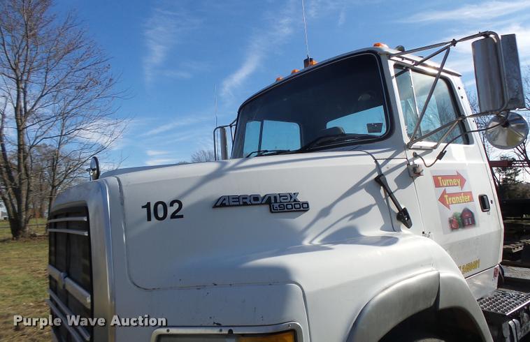image for item K5518 1995 Ford LTA9000 Aero Max 106 semi truck