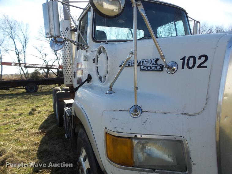 image for item K5518 1995 Ford LTA9000 Aero Max 106 semi truck