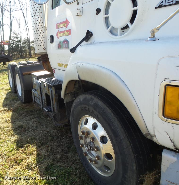 image for item K5518 1995 Ford LTA9000 Aero Max 106 semi truck