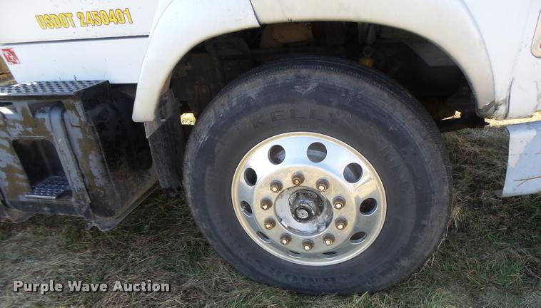 image for item K5518 1995 Ford LTA9000 Aero Max 106 semi truck
