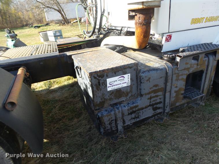 image for item K5518 1995 Ford LTA9000 Aero Max 106 semi truck