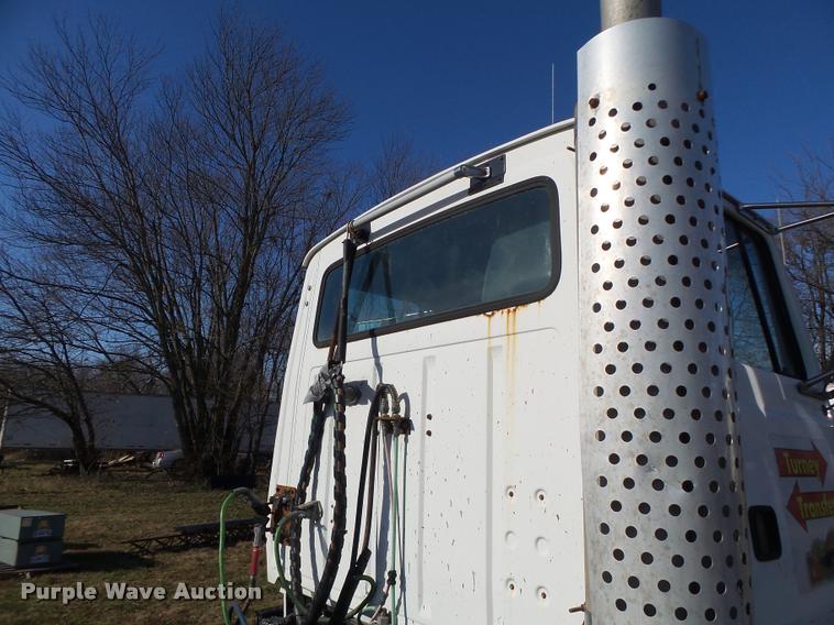 image for item K5518 1995 Ford LTA9000 Aero Max 106 semi truck