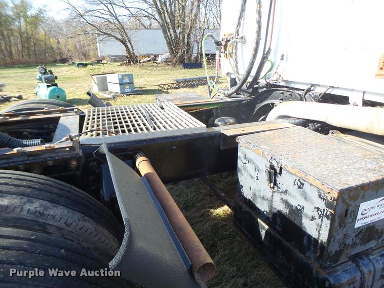 image for item K5518 1995 Ford LTA9000 Aero Max 106 semi truck