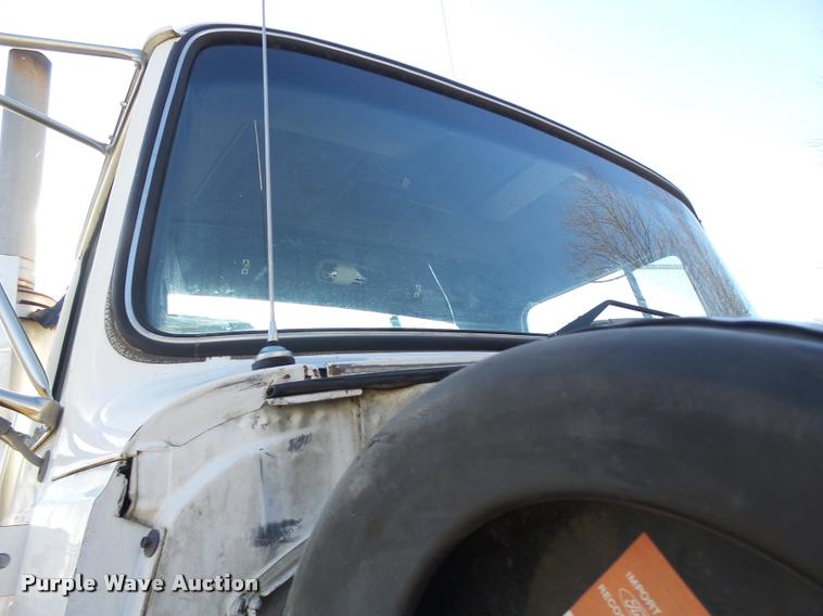 image for item K5518 1995 Ford LTA9000 Aero Max 106 semi truck